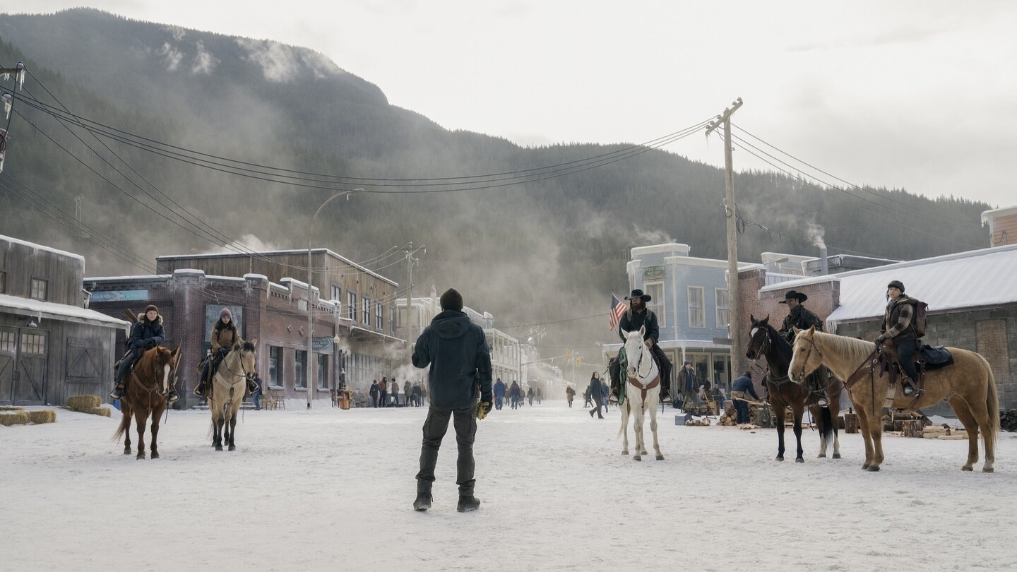 Behind the Scenes: Bella Ramsey and Isabela Merced in The Last of Us